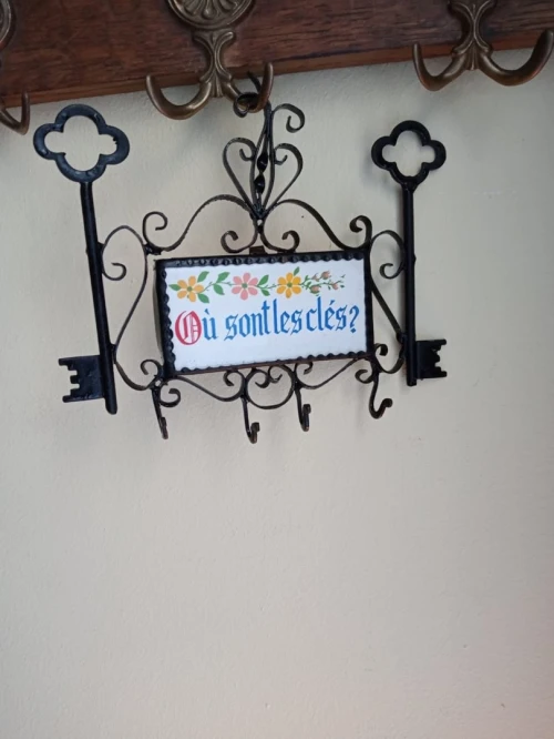 Vintage Porte-clés mural en fer forgé et céramique avec 4 accroches