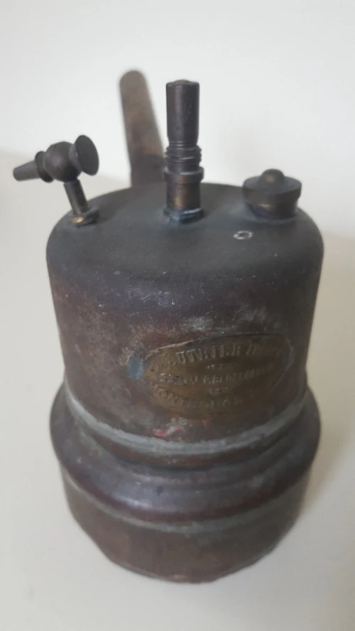 Vintage lampe à carbure de champignonniste BOUTHIER en cuivre à manche bois, objet de curiosité. 