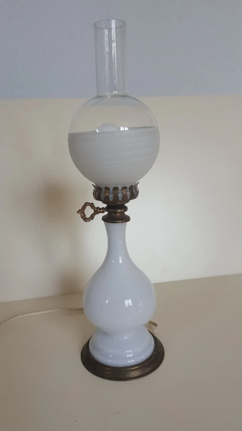 Lampe à pétrole électrifiée style Napoléon III en opaline et laiton fin XIXe  