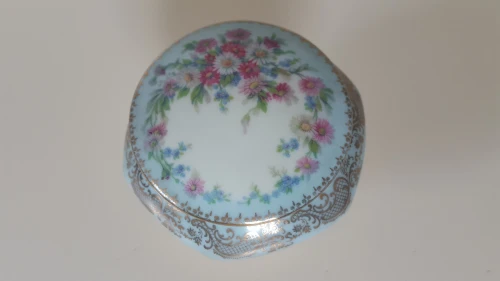 Élégant pot couvert tripode en Porcelaine de Limoges, motifs floraux, estampillée ULIM