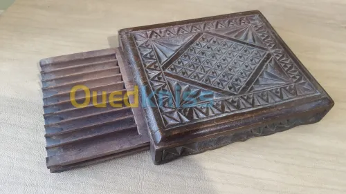 Vintage Distributeur; Boîte à cigarettes en bois sculpté avec système de tiroir. 