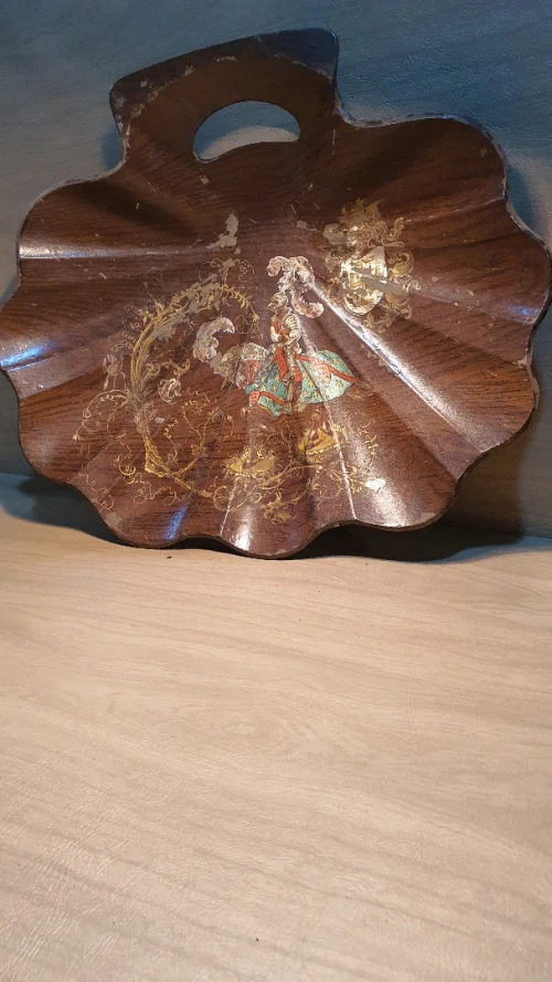 Très belles corbeilles Napoléon III, forme coquille. XIXème siècle, décor chevalier armure 