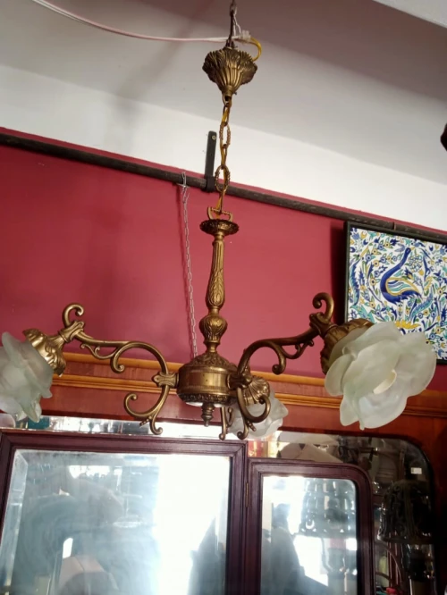 Lustre en bronze à 3 lumières et tulipes en verre opaque.