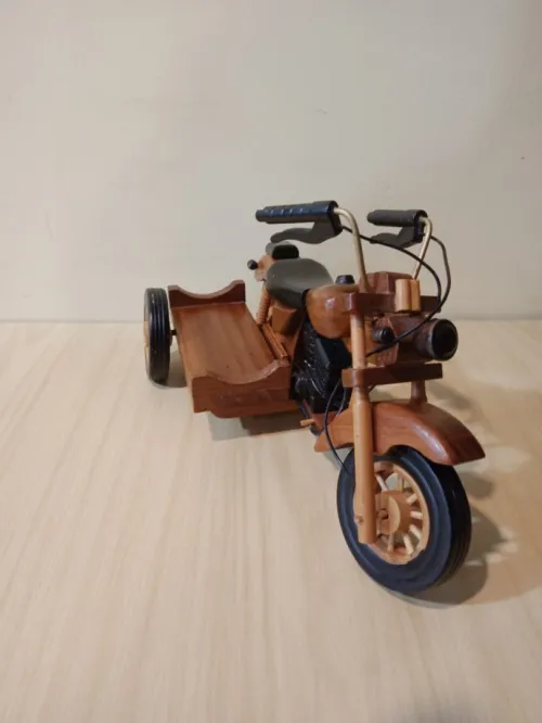 Grande Moto en bois avec side-car  