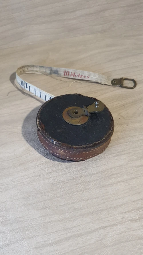 Vintage Mètre Mesureur (Décamètre) en cuir avec manivelle en laiton, 10 mètres
