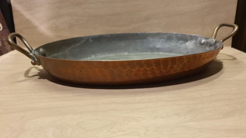 Plat à gratin ovale en cuivre martelé, étamé à la main, anses en bronze, Made in France, 30x20 cm