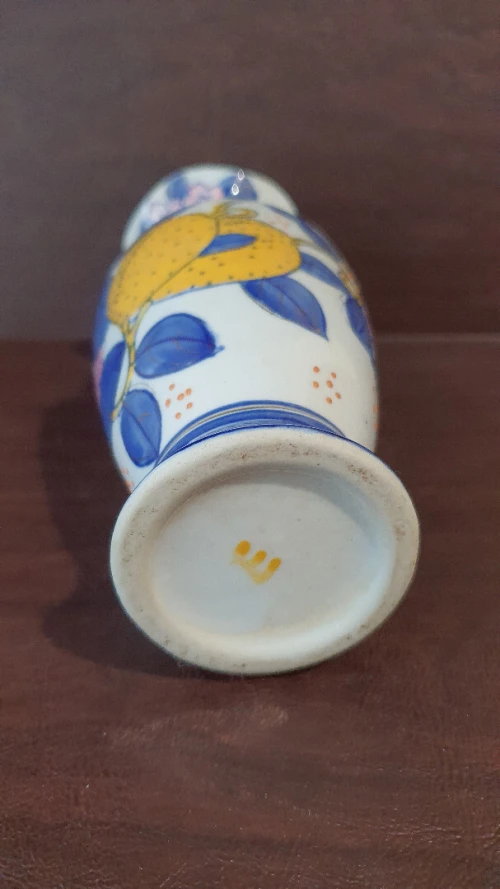 Vase Asiatique style Amphore. A décor de motifs floraux et fruits exotiques.