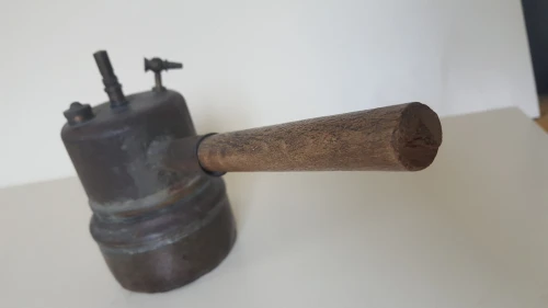 Vintage lampe à carbure de champignonniste BOUTHIER en cuivre à manche bois, objet de curiosité. 