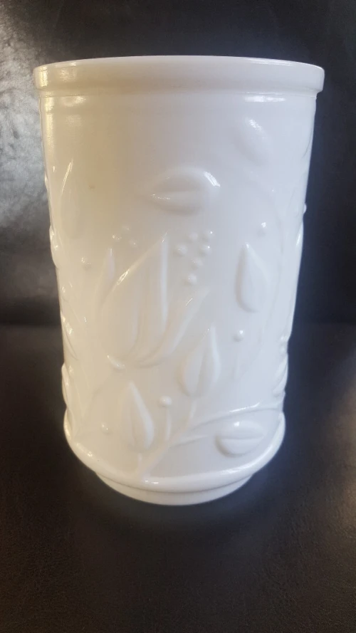 Joli vase pot en opaline blanc avec relief floral 