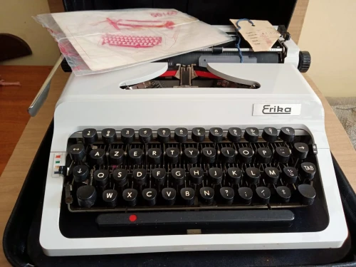 Machine à écrire allemande Dactylo Erika avec étui rigide d'origine LIQUIDATION