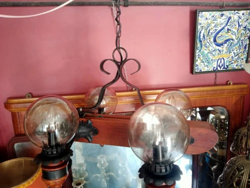 Lustre poutre rustique 4 globes en bois et fer forgé. LIQUIDATION