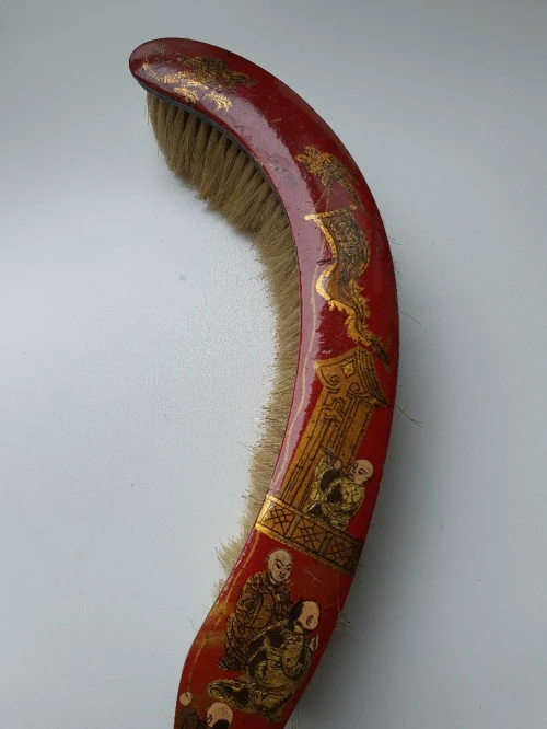 Ancienne brosse pour ramasse miettes. Décore chinois de scènes peinte 