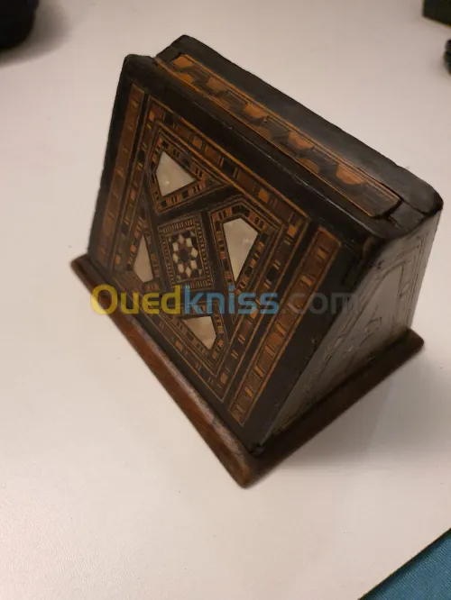 Ancien distributeur à cigarettes en bois marqueterie & nacre style Oriental