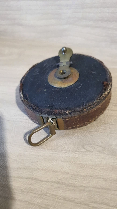 Vintage Mètre Mesureur (Décamètre) en cuir avec manivelle en laiton, 10 mètres