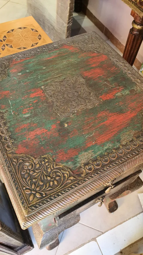 Table de chevet indienne, faite et peinte magnifiquement à la main.