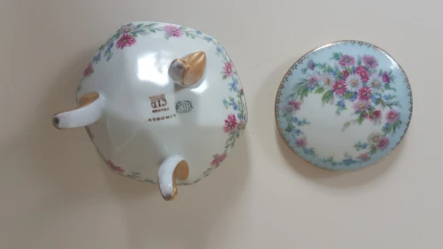 Élégant pot couvert tripode en Porcelaine de Limoges, motifs floraux, estampillée ULIM
