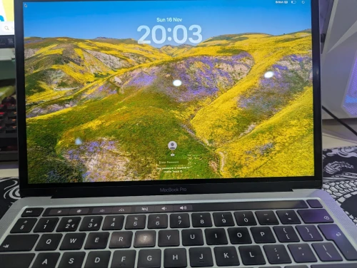 MacBook pro m2 mdm 16GB RAM 256GB
