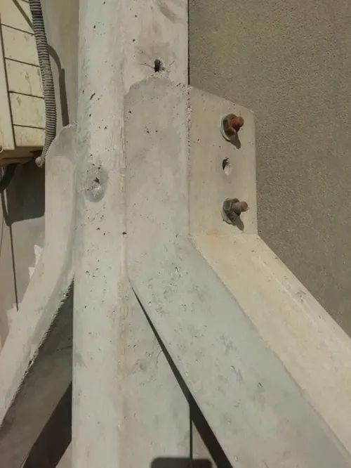 Poteau de clôture en béton pour grillage 