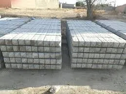 Poteau de clôture en béton pour grillage 