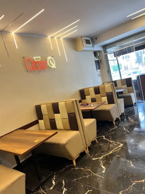 Les fauteuils et table de pizzeria 