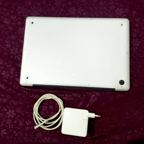 MacBook Pro mi-2009,  core 02 duo,  320 Go HDD,  04 Go de RAM,  