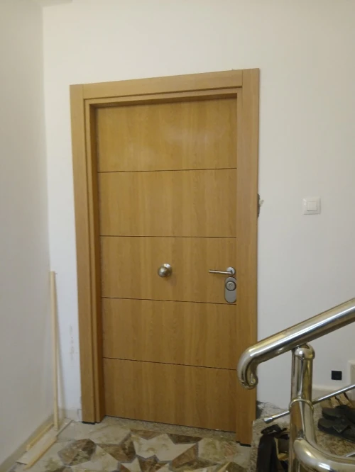 Porte d entree en bois sans quincairies.s
