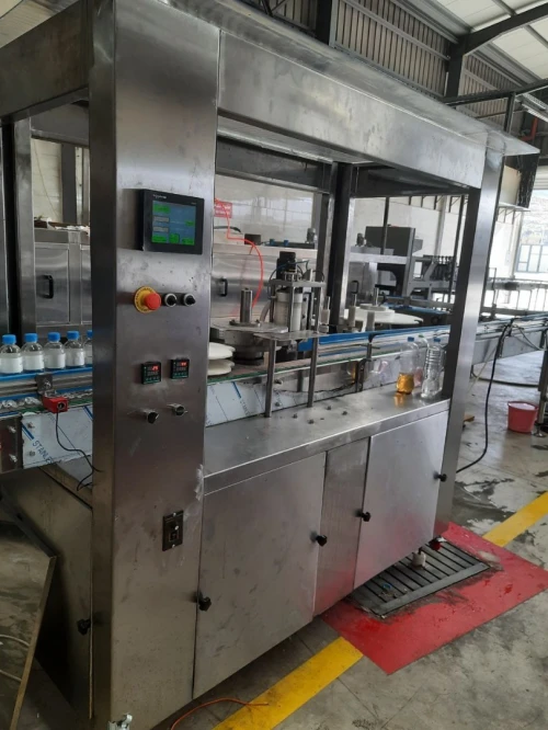 Machine d'étiquetage linéaire pour étiquette OPP