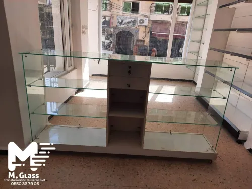 Comptoir et vitrine d'exposition en verre 