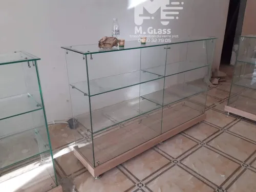 Comptoir et vitrine d'exposition en verre 