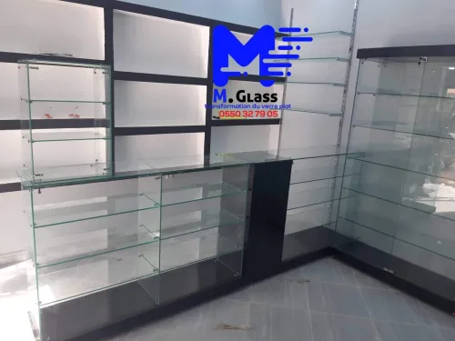 Comptoir et vitrine d'exposition en verre 