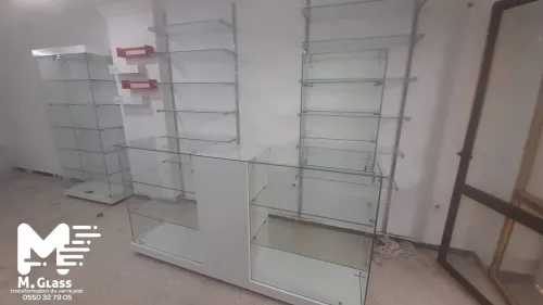Comptoir et vitrine d'exposition en verre 