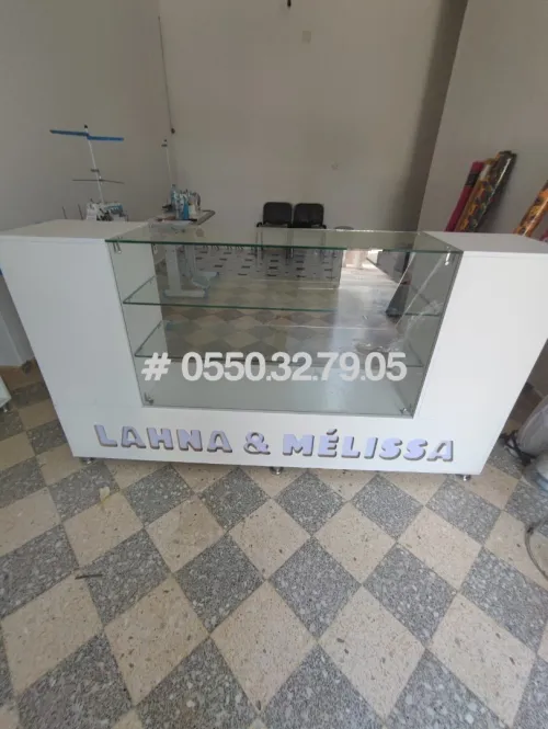 Comptoir et vitrine d'exposition en verre 