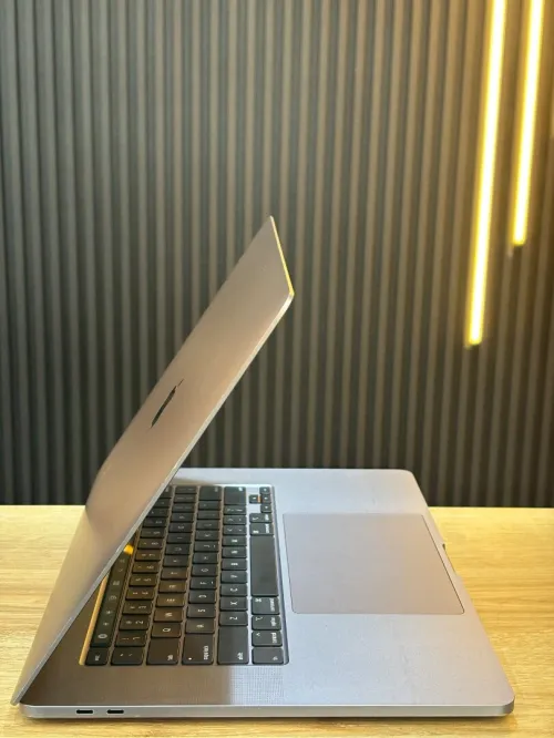 MACBOOK PRO 2019 i9 32GB 512 SSD ECRAN 15'6 2K GPU AMD RADEON 5500M