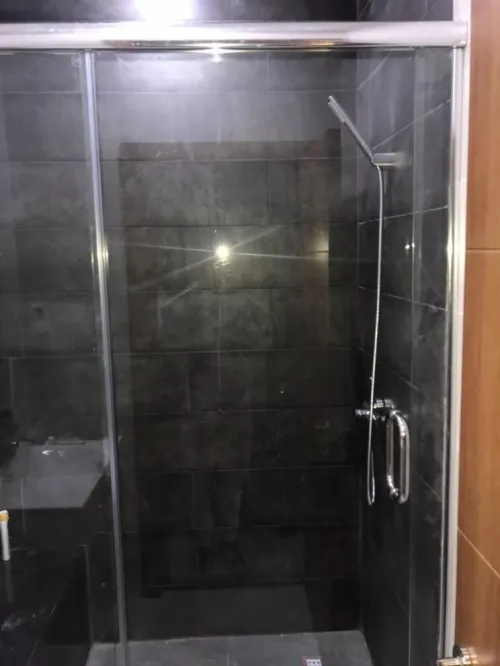 Réparation montage vetrine cabinet de douche garde-corps fenêtre..