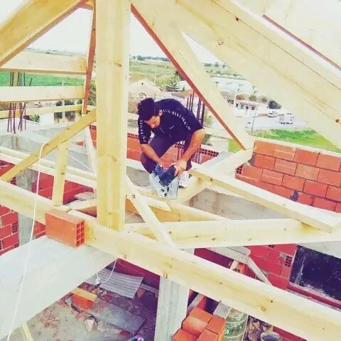 /Charpente en bois//تركيب القرميد و الأسقف الخشبية و إعادة الترميم مع إمكانية التنقل بين الولايات