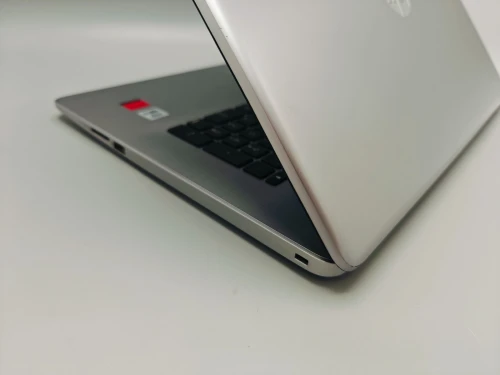 HP 470 G7 i5 10210u 16GB 512GB SSD RADEON 530 2GB GDDR5 17.3" FULL HD IPS