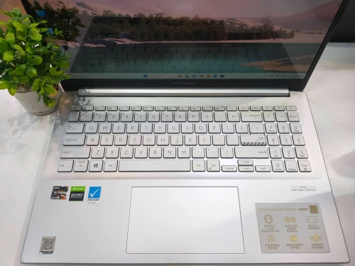 ASUS VIVOBOOK PRO RTX 3050 AMD Ryzen 7  5800H  512GB ssd  16GB   15.6P OLED