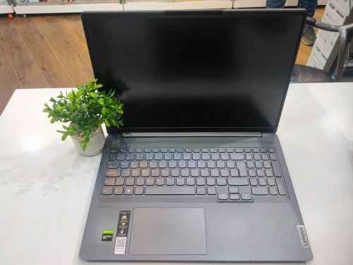 Lenovo ideapad 5 pro 15  Ryzen 7 16GB 512ssd 15.6P