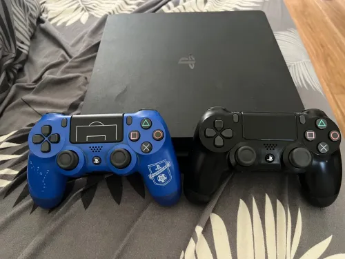 PS4 slim clean avec 2 manette et 3 jeux