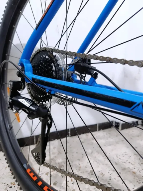 Vélo VTT Fuji Taille XL 29 pouces État Neuf frein Hydraulique 8 Vitesses