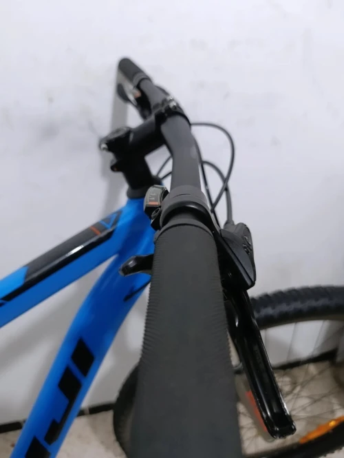 Vélo VTT Fuji Taille XL 29 pouces État Neuf frein Hydraulique 8 Vitesses