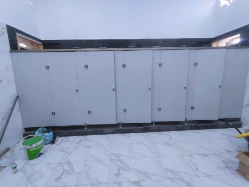 Cabine Sanitaire et Cassier Vestiaire  et banc d'assise en HPL