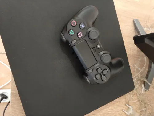PlayStation 4 slim avec des jeux