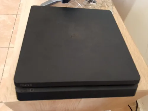 PlayStation 4 slim avec des jeux