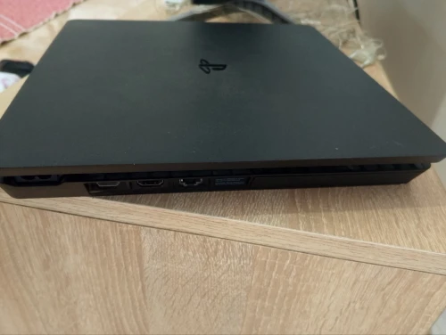 PlayStation 4 slim avec des jeux