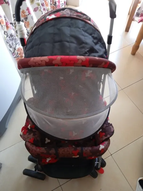 Lit bébé et poussette 