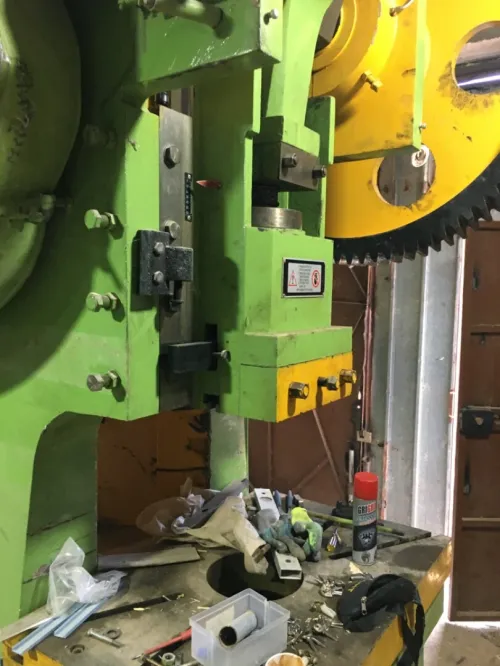 À vendre une poinçonneuse 100T toute neuve jamais utilisé importer de la Chine 