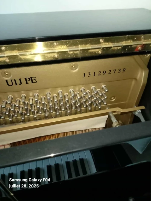 Piano Droit YAMAHA U1J PE (Noir Brillant) + Banquette Origine - État Neuf