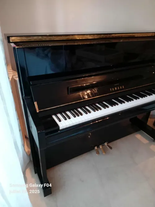Piano Droit YAMAHA U1J PE (Noir Brillant) + Banquette Origine - État Neuf