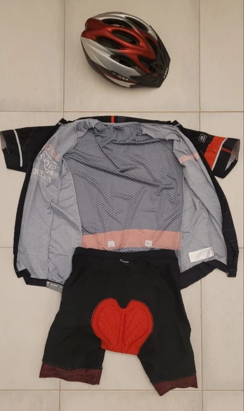 Cycliste + maillot + casque vtt